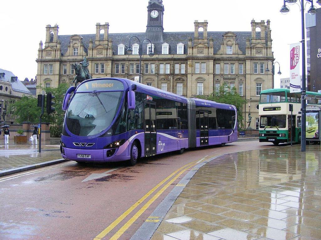 Namnet betyder dessutom spårvagn på engelska. Figur 7-2 Wrightbus Streetcar i centrala Leeds. Foto: FTR Leeds bus 19017 (YJ56 EAF), 19 July 2009 (1) by Pimlico Badger.