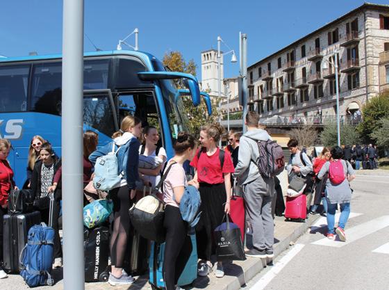ASSISI TERMINSGRUPP MED LÄGER I ITALIEN Det här lägret passar dig som vill gå i en konfirmandgrupp under läsåret och samtidigt få möjlighet att upptäcka en ny del av världen.