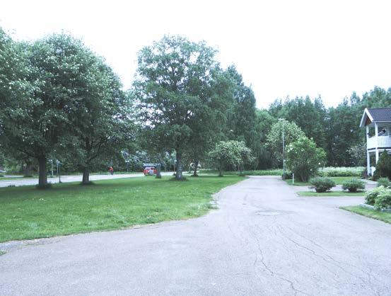 Området mot Mjälgavägen i kv. Karestäppan som föreslås få beteckningen park. Nära planområdet, på andra sida Mjälgavägen, finns ett område planlagt som park.