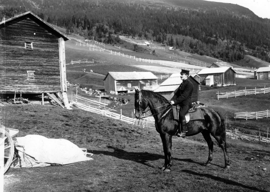 B) Den tidiga turismens byggnader med hotell och villor i nationalromantisk stil, de flesta kring det tidigt stadsplanelagda området som sträcker sig från järnvägsstationen och parken upp till