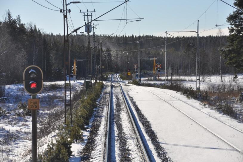 Tåg 34871 hade signalbilden "kör, vänta stopp" i infartssignalen till det ena spåret.