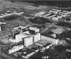 4.2 Sjukhus- och universitetsområdets framväxt Sjukhuset placerades, i början av 1900-talet, en bit utanför staden som en friliggande institution i skogen på åsen intill älven och har sedan vuxit