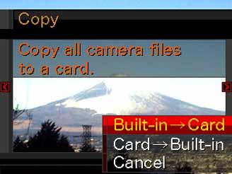 ANVÄNDNING AV ETT MINNESKORT Att kopiera alla filer i det inbyggda minnet till ett minneskort 1. Sätt i ett minneskort i kameran. VIKTIGT!