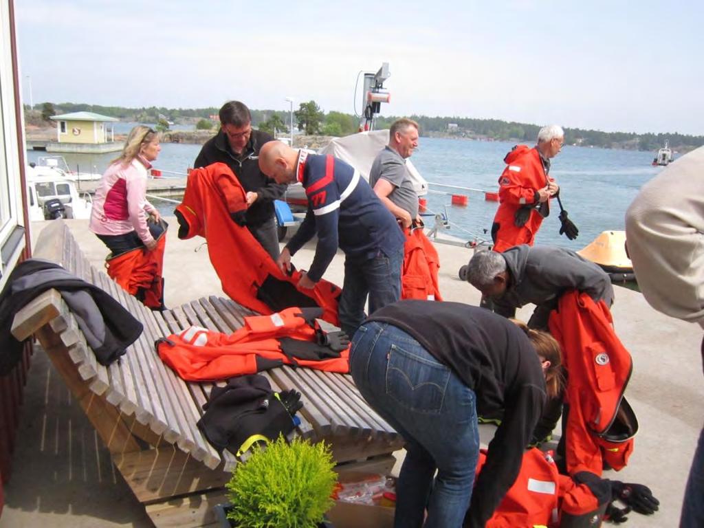 med underhåll av uppblåsbara flytplagg.