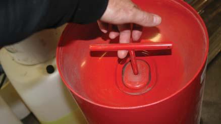 Fortsätt att trycka på och hålla in spaken på blästerpistolen, vrid blästermedelsventilen till stängt läge (detta är för att förhindra igensättning.