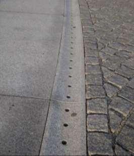 figur 3.4. Även den del av gatans körbana som är närmast trottoarens kantsten fungerar som öppen dagvattenledning.