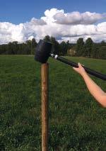 Räkna med att stolpen ska ca 40 cm ner i marken. Ovan mark ska stolpen vara 10-20 cm högre än nätets höjd.