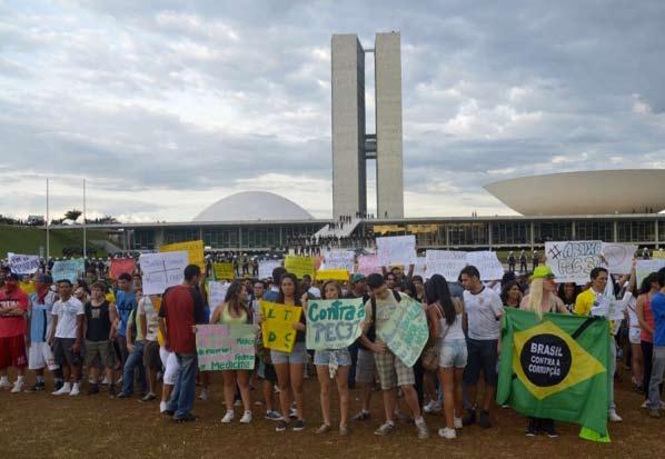 BRAZILO Vekiĝas giganto Ondo da protestoj surprizis la brazilan registaron dum internacia futbala konkurso.