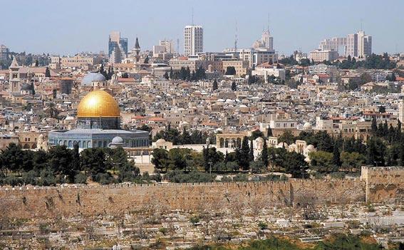 SPIRITA VIVO PILGRIMADO Pedalante al Jerusalemo WAYNE MCLEAN Pilgrimuloj ili estis, certe, kaj ankaŭ provizitaj per moderna armilo, nome biciklo.