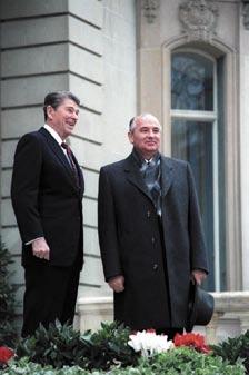 EL MIA VIDPUNKTO Unua renkontiĝo inter la usona prezidanto Ronald Reagan kaj la tiama ĝenerala sovetia sekretario Miĥail Gorbaĉov, en Svislando la 19an de novembro 1985 Sovetio ne estis intence