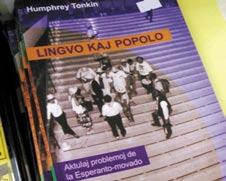 LIBROJ Opinioj plej kompetentaj Kiu estas Humphrey Tonkin, ne necesas klarigi al kiu ajn, almenaŭ iomete engaĝita en Esperanto-movadon: ja dum pli ol 40 jaroj li okupis ŝlosilajn poziciojn en ĝi jen