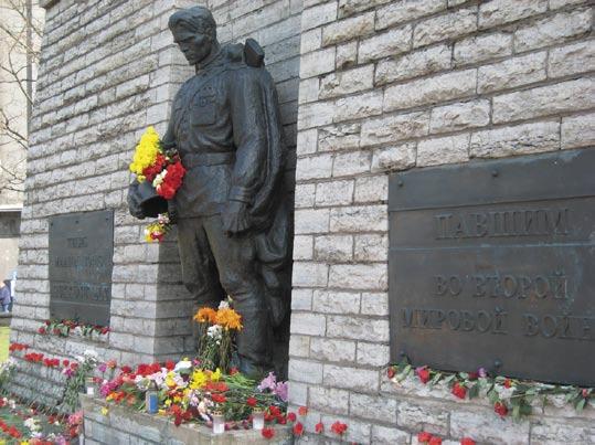 POLITIKO ESTONIO Monumenta krizo La bronza soldato en Tallinn unu tagon antaŭ ol ĝi estis forportita al kaŝejo.