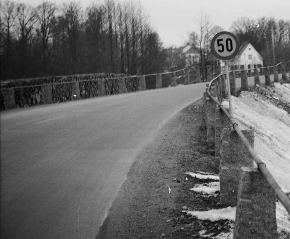 Fotografi från 1940 talet visande den då drygt femtioåriga bron med