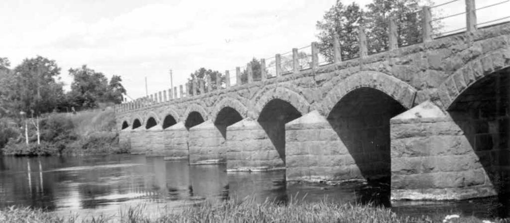 Historik och utgångsläge Vägbron över Emån vid Högsby kallas även Tingebro och uppfördes 1886-1887 som en stenvalbro i tio spann med en total brolängd om imponerande 110,4 m, vilket placerar bron