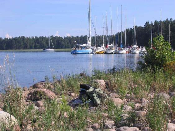 Sandstranden är ett populärt utflyktsmål, framförallt för de båtburna gästerna, figur 5. För att komma över till Hovden utan båt kan man vada över från Brommö vid Rukehamn.