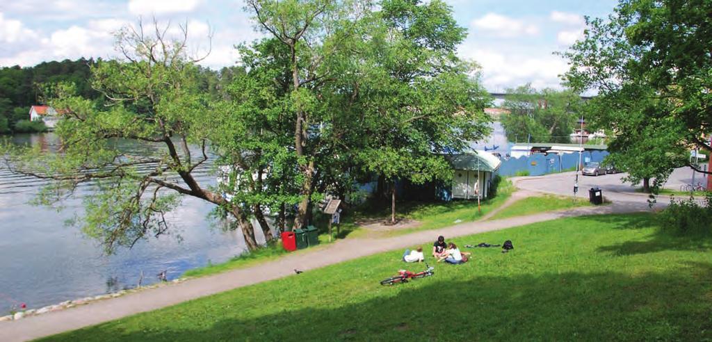 båtklubben Båtlivet är en stor tillgång i Stockholm och på Stora Essingen. I anslutning till Oxhålsbadet ligger en båtklubb. Området är omgärdat av ett högt plank vilket skapar en barriär mot vattnet.
