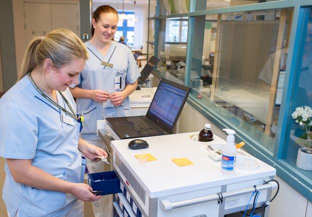 4.1.2 Läkemedelsvagnar Läkemedelsvagnar betraktas som förråd. De ska vara låsta och förvaras betryggande när de inte direkt används. Lådorna i vagnen är normalt patientbundna.