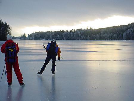 Turrapport 050101: Lersjöarna@Vänerskridsko Turrapport: Lersjöarna 1/1-05 Friluftsfrämjandet Arvika Långfärdsskridsko Sunne En fin gråväderstur på de tre Lersjöarna väster om Sunne var ett trevligt