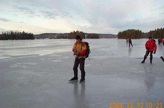 Turrapport 041212: Strandnära runt Rinnen@Vänerskridsko Friluftsfrämjandet Arvika-Sunne Långfärdsskridsko Turrapport: Strandnära runt Rinnen 12/12-04 Gemensam tur på Rinnen för Arvika och Sunne.