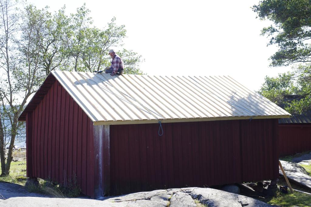 Björkör De mer omfattande byggnadsarbetena under 2014 gjordes på Björkör. Där byttes taket på den östra strandboden ut till ett med undertak av Visakattiskivor som ovanpå belades med brädtak.
