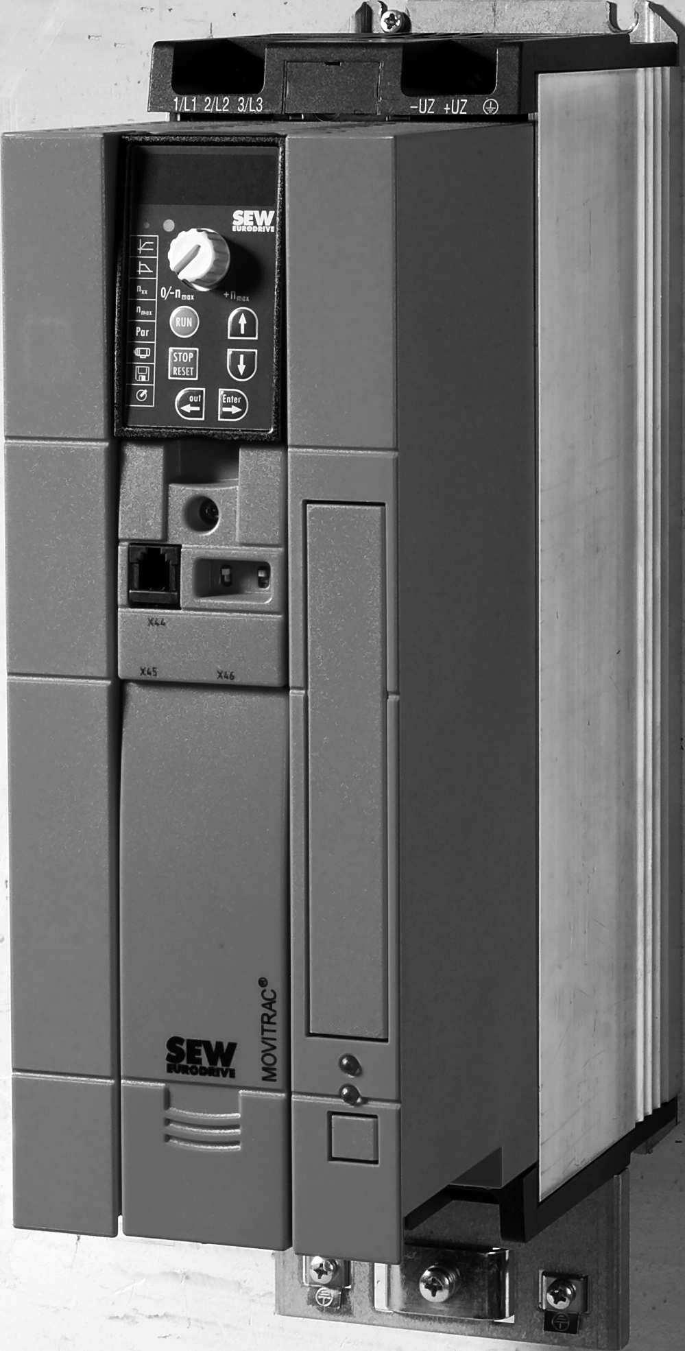 Tekniska data Grundapparatens tekniska data 3 400/500 V AC/trefas/byggstorlek 2S/5,5/7,5 kw/7,4/10 hk 105 (4.13) 70 (2.8) 238 (9.37) * 234 (9.21) 325 (12.8) 335 (13.2) 7 (0.