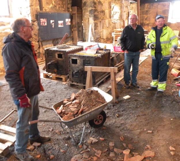 De gamle berättar att man hämtade lera vid Lernabben nära Pålavik intill Orranässjön. Ut med det handslagna teglet Nu när snön äntligen smält bort kan vi börja ralla ut gammalt tegel.