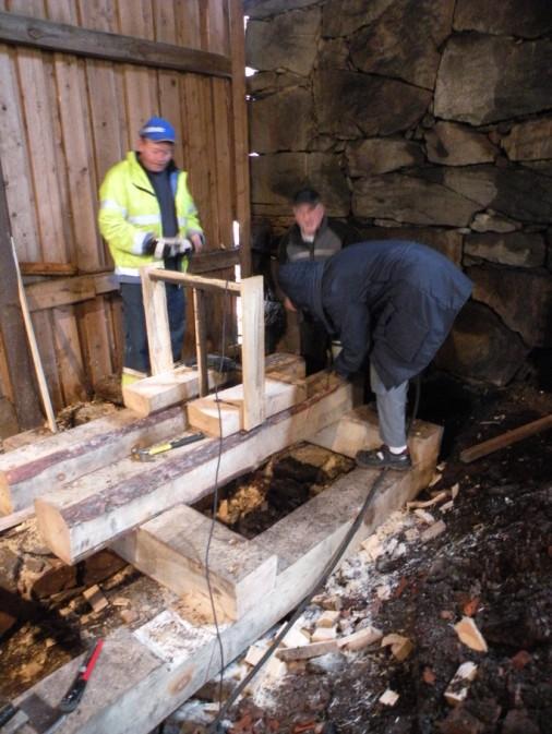 Det måste kugga i Stativet i mitten motsvarar lagerbockarna till det stora drivhjulet. Pinnen som hänger ner från den tänkta axeln är precis 88,5 cm. Av en händelse motsvarar det också hjulets radie.