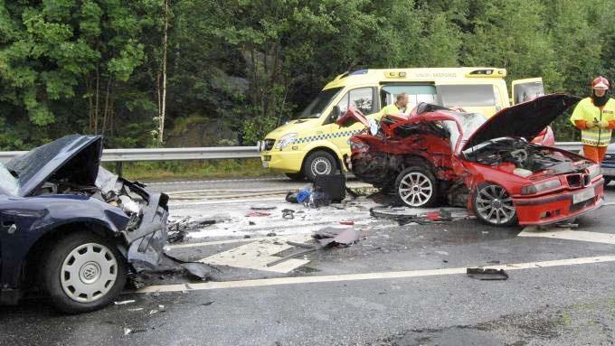 Du kommer fram till en trafikolycka som just hänt. Vad gör du? 1. Stannar, kliver ut, säkrar olycksplatsen och ser vad jag kan hjälpa till med.