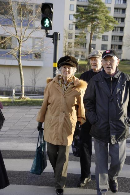 Du och några bekanta är ute på promenad i staden. Ni ser en man som är uppenbart påverkad och är på väg att sätta sig bakom ratten. Hur tror du att du reagerar? 1.