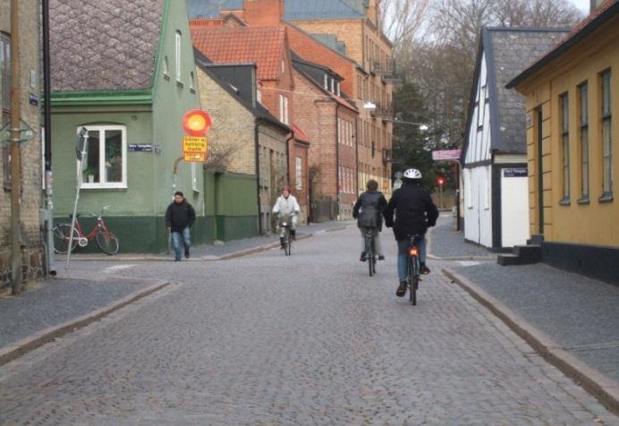 Blandtrafik Ur framförallt trafiksäkerhetssynpunkt är det ofta önskvärt med separering av oskyddade trafikanter från motorfordonstrafiken.