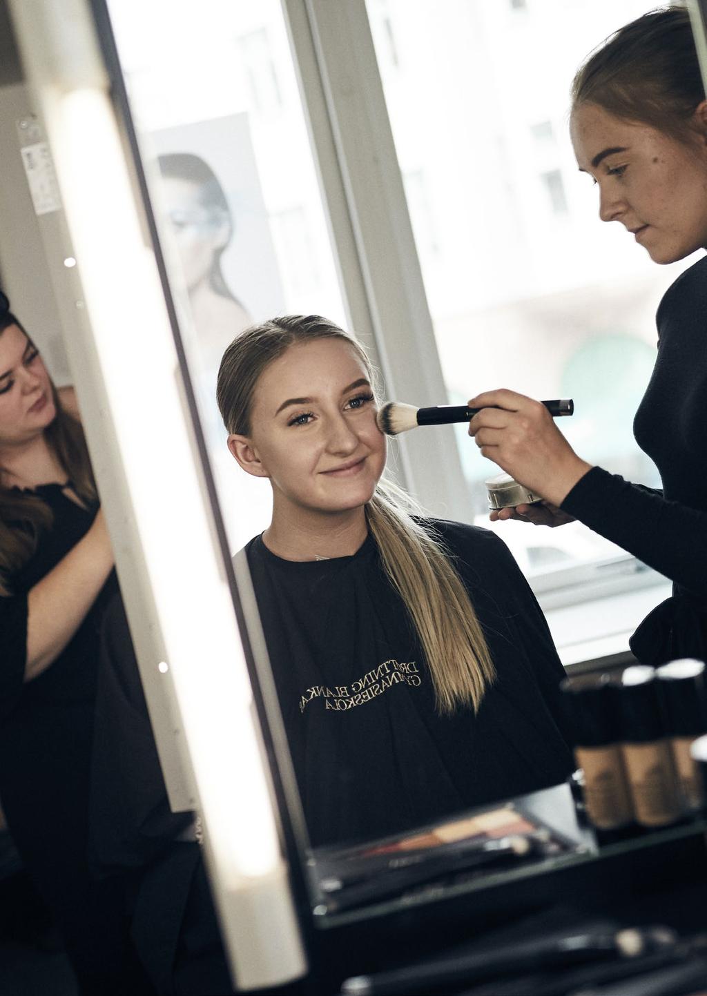 HVSTY Hantverksprogrammet INRIKTNING - HÅR- OCH MAKEUPSTYLIST Hantverksprogrammet är ett yrkesprogram som förbereder dig för en framtid som hår- och makeupstylist.