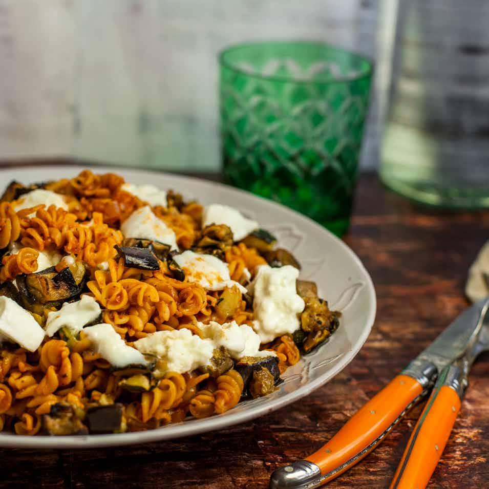 KIKÄRTSPASTA i tomatsås med vitlöksrostad svamp och mozzarella 4 port.