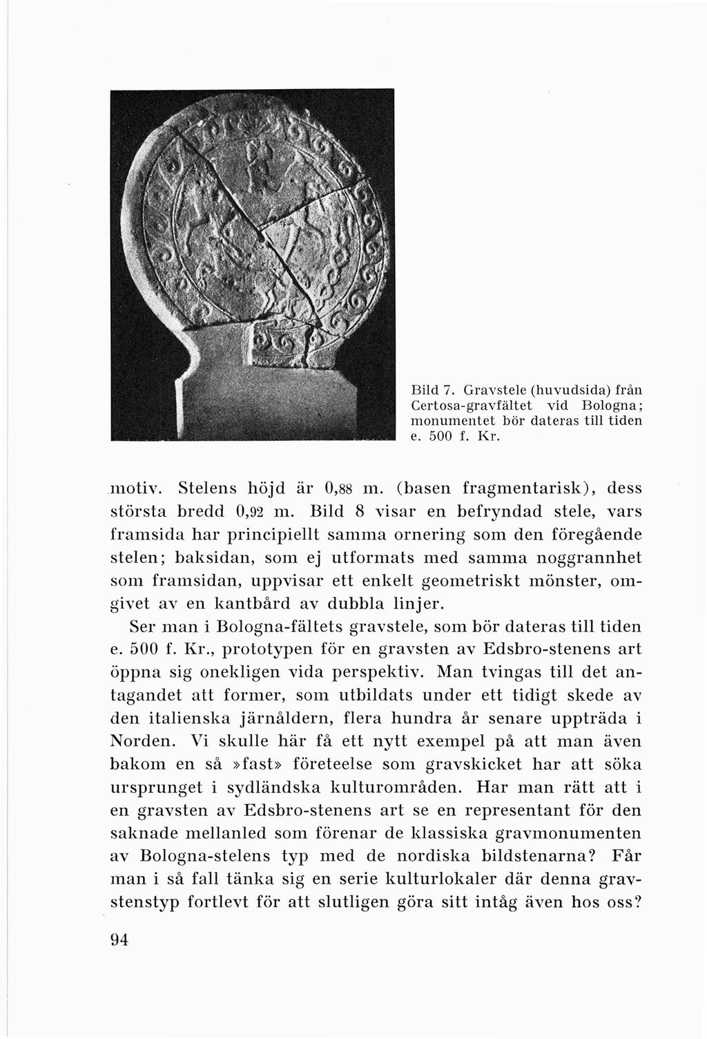 Bild 7. Gravstele (huvudsida) från Certosa-gravfältet vid Bologna; monumentet bör dateras till tiden e. 500 f. Kr. motiv. Stelens höjd är 0,88 m. (basen fragmentarisk), dess största bredd 0,92 m.