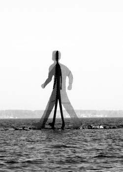 Bild 1. «Dubbelgångare» av konstnären Kent Karlsson. Foto: Bo Olls. rerat stål. Den väger fem ton och är nio meter hög.