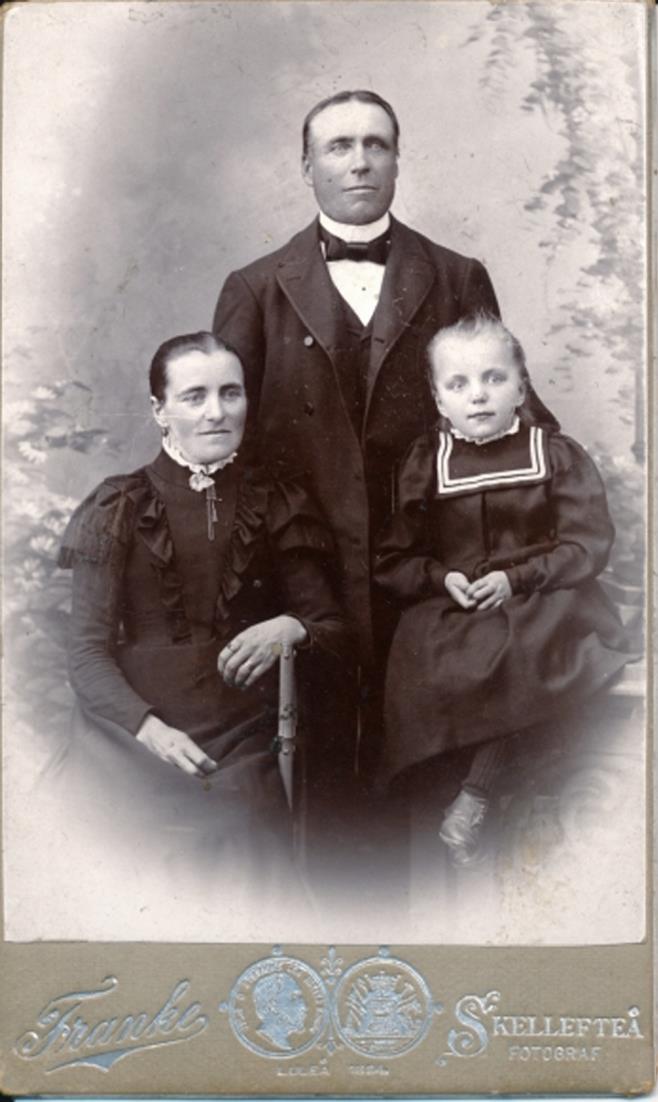 Se upp med efterbeställningarna! Om ett foto efterbeställdes så monterades det på den kartong som fotografen använde då. Ett foto kan alltså ha en mycket nyare ram än fotot.