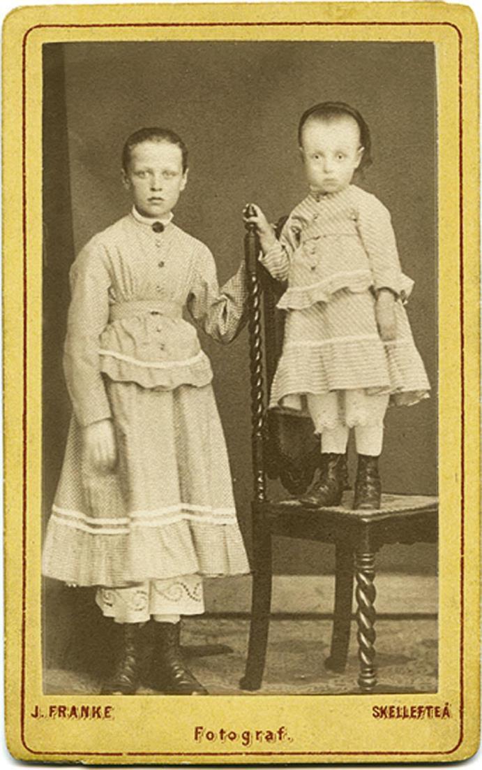 1870-talet På 1870-talet och ibland en bit in på 1880-talet så var kartongen gul med en tunn röd linje. Fotot har identifierats: 1.