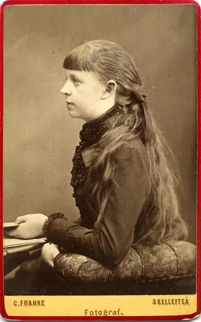 1880-talet 1(2) På 1880-talet blev det modernt med gul kartong med tjock röd linje. Fotot har identifierats: 1.