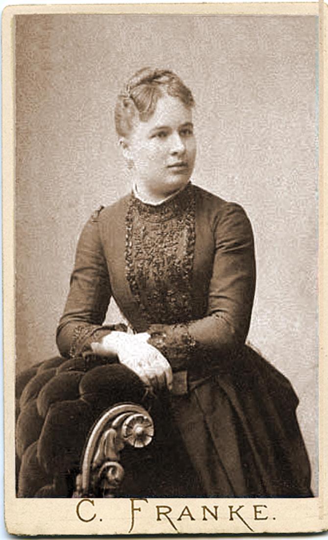 1880-talet 2(2) I slutet av 1880-talet började helt nya typer av kartonger användas. Den röda ramen försvann och ofta så stod fotografens namn med stora bokstäver.