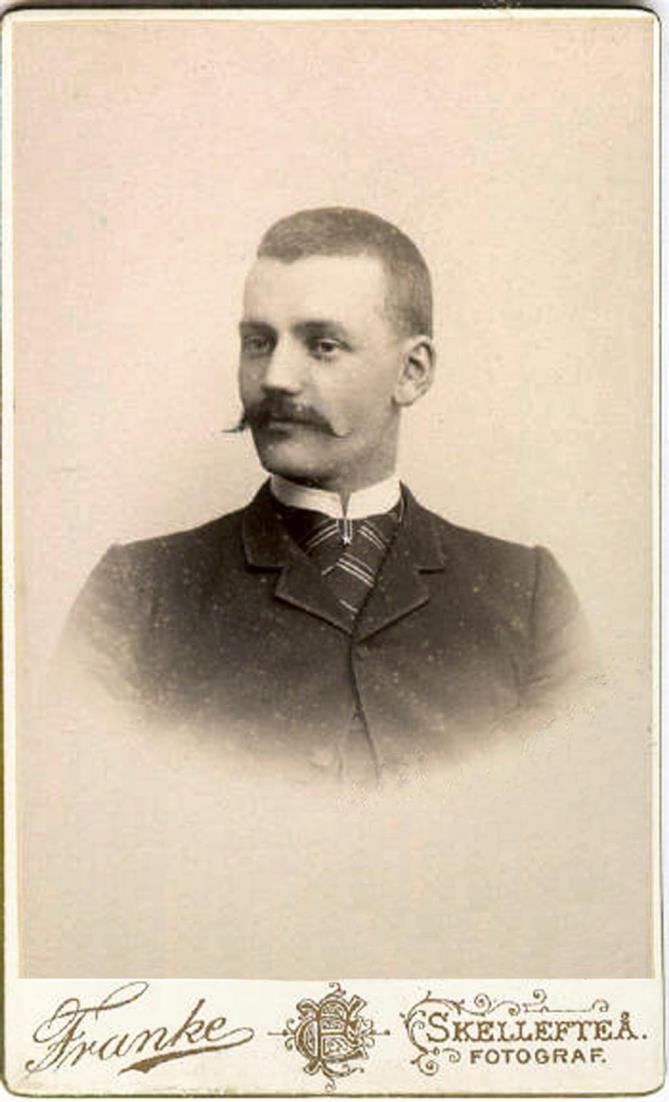 1890-talet 1(2) Nu började man göra utsmyckningar av logotypen på kartongen. Ateljé Carl Franke ändrade omkring 1890 namnet till enbart Franke.