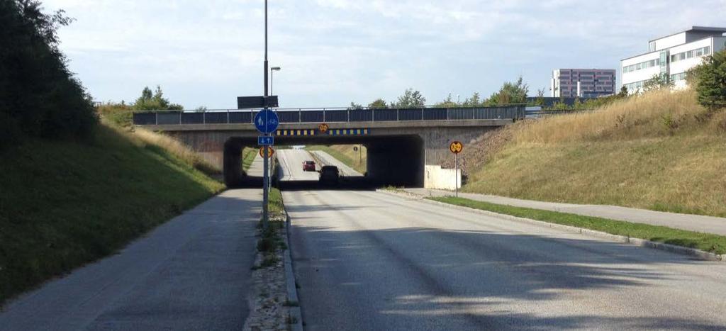 Gång- och cykelbanor löper utmed med Sölvegatans båda sidor på hela sträckan och dessa är separerade från gatan med skiljeremsor.