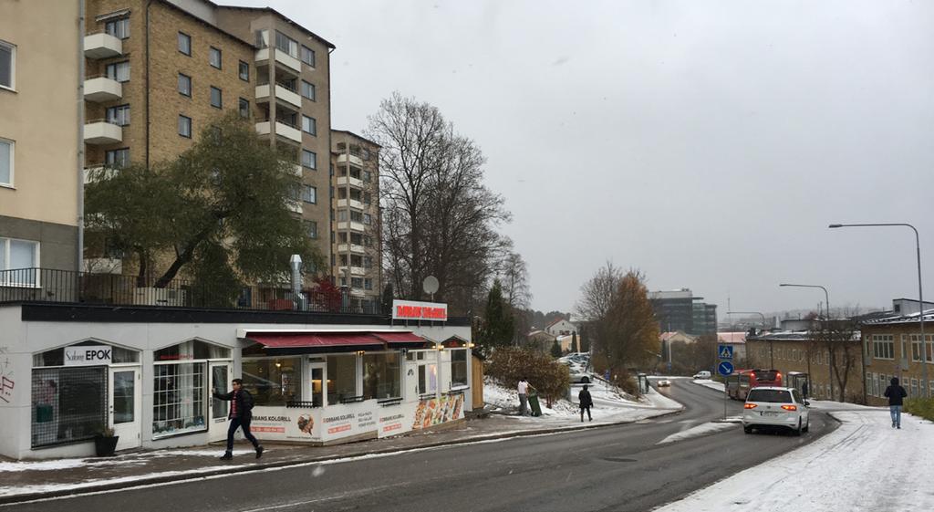 Byggnaden ligger något uppjöjt från Mariekällgatan med fri sikt österut.