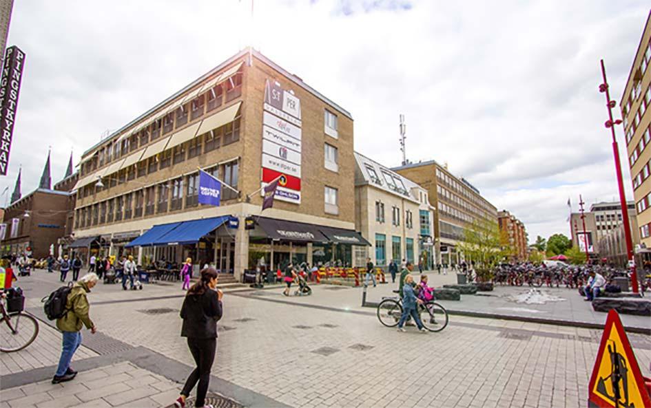 De tekniska installationerna är dock synliga på håll, i stadens taklandskap.