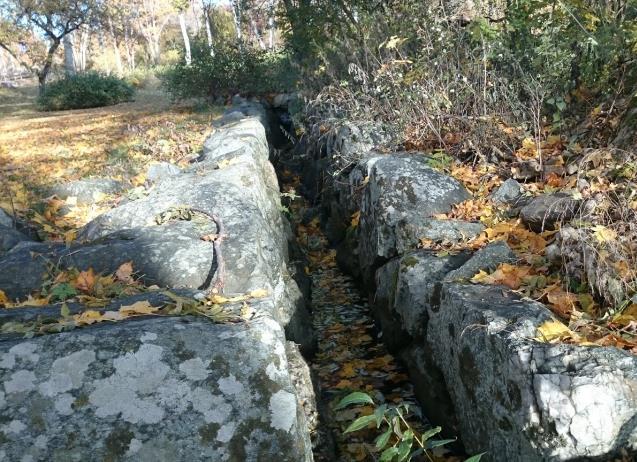 bottensubstrat av naturlig karaktär (Figur 15). Vattendraget korsas av tre gamla stenbroar varav en 15 m lång kulvertering i betongtrumma.