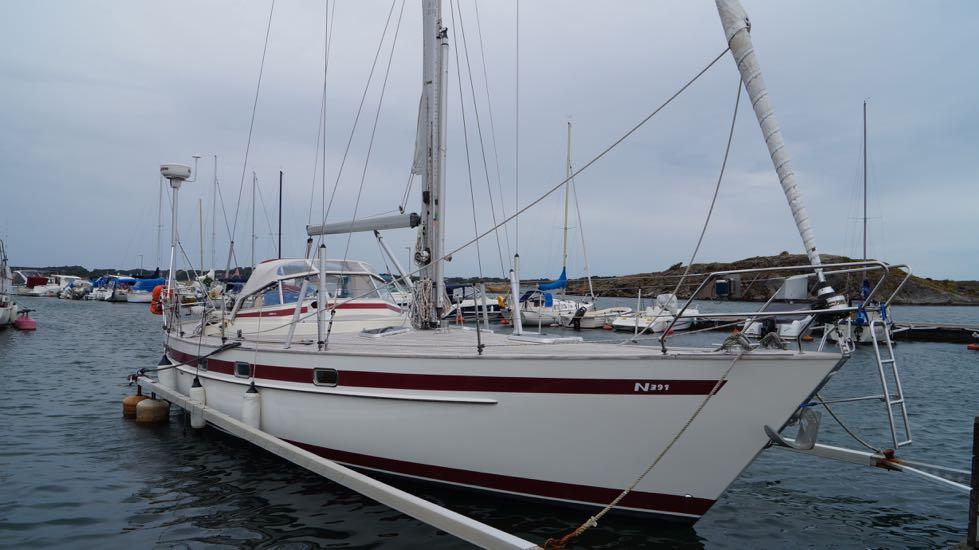 NAJAD 391 / 1999 Beskrivning Najad 391 / 1999 är en robust, välseglande, vacker båt av absolut högsta kvalitet, byggd och anpassad för komfortabel segling i såväl skandinaviska förhållanden som på de