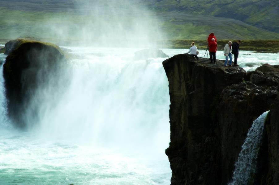 Natur Det finns mäktiga vattenfall på Island.