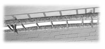 För fixering monteras konsoller parvis i taket med c/c 6 m takjärn monterats mellan konsollerna och rör fixeras mot takjärn på fixeringskoppling med rundjärnsbygel.
