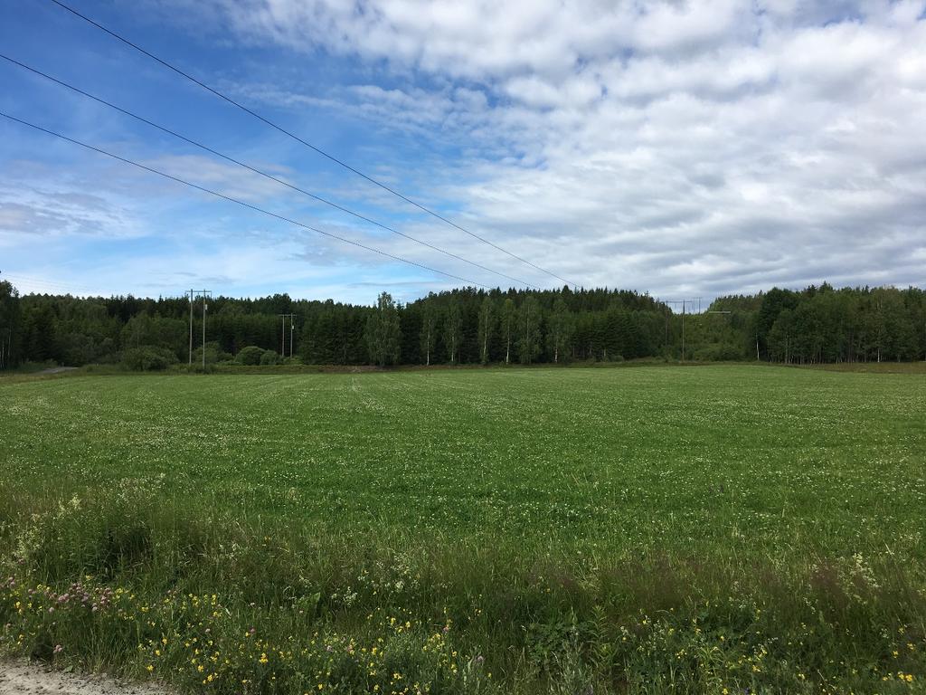 passerar över sjöarna/vattnen Halvarsnoren (ca 400 m), Bälgsjön vid Blexbergsviken (ca 50 m) och Snårdammen (ca 80 m).