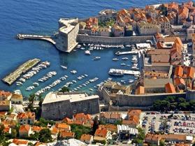 Halvön Peljesac är känt för Dinga, ett mörkt och körsbärsdoftande rödvin. Staden Dubrovnik finns på Unescos världsarvslista.