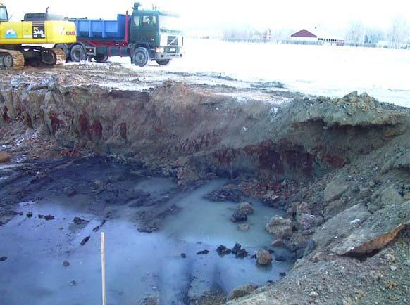 Bilder från schaktnings- och fyllningsarbeten. Bilaga 4:1 8 december 2004 Den oxiderade sulfidjorden togs bort i inledningsstadiet av schaktningen.