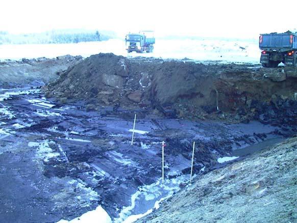 Schaktningen utfördes i början så att framträngande grundvatten samlades på schaktbotten när utgrävningarna gjordes. Detta medförde blötare och lösare tippmassor.